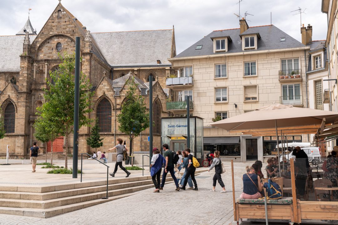 place saint germain, terrasse de café et vue de la place