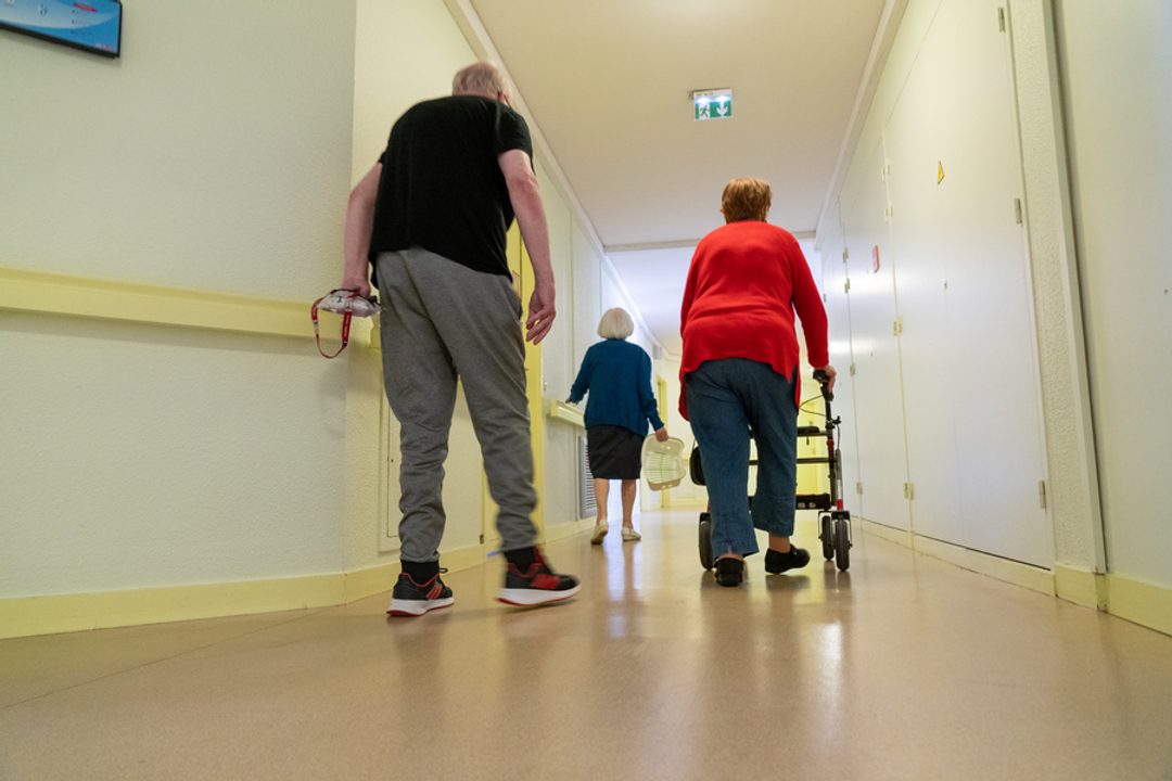 Personnes âgées se déplaçant dans le couloir d’un Ehpad.